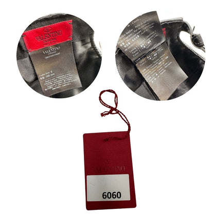 Cappello Valentino Garavani in pelle nera ricoperto da borchie oro chiaro. Munito di cartellino, di lusso, originale, eccellenti condizioni.