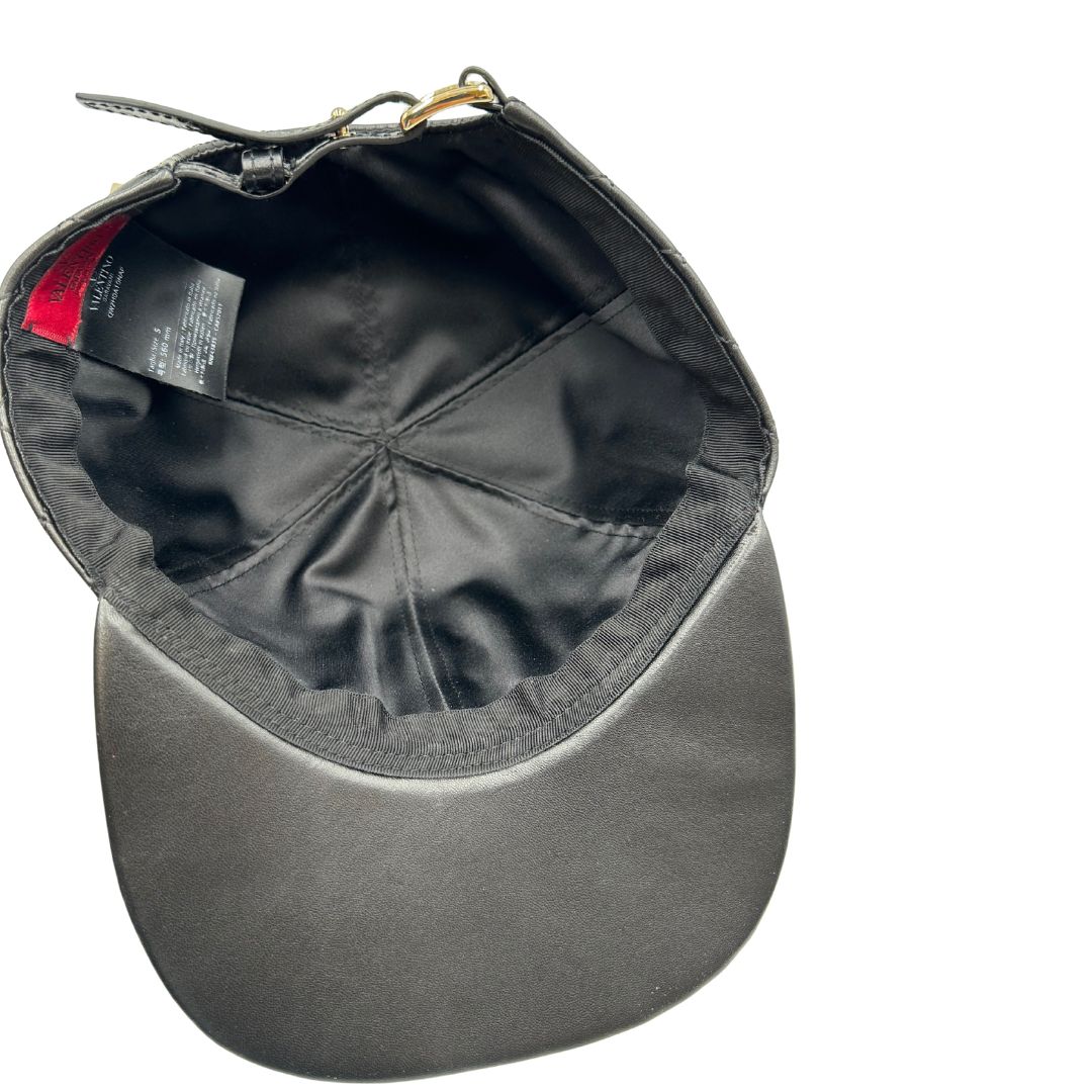 Cappello Valentino Garavani in pelle nera ricoperto da borchie oro chiaro. Munito di cartellino, di lusso, originale, eccellenti condizioni.