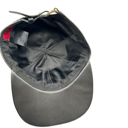 Cappello Valentino Garavani in pelle nera ricoperto da borchie oro chiaro. Munito di cartellino, di lusso, originale, eccellenti condizioni.