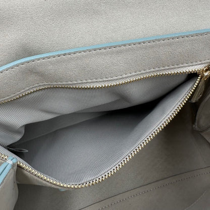 interno Borsa Furla in pelle celeste con parti metalliche dorate; munita di un manico in catena e una tracolla regolabile. Completa di dustbag, di lusso, usata.