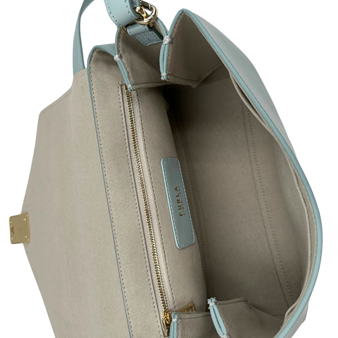 interno Borsa Furla in pelle celeste con parti metalliche dorate; munita di un manico in catena e una tracolla regolabile. Completa di dustbag, di lusso, usata. 