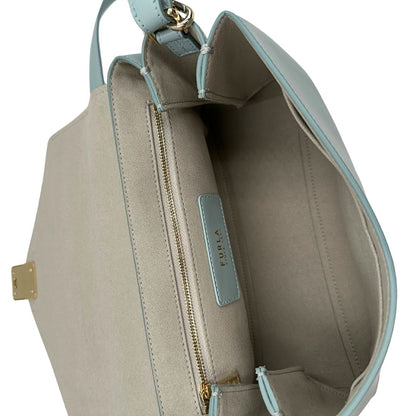 interno Borsa Furla in pelle celeste con parti metalliche dorate; munita di un manico in catena e una tracolla regolabile. Completa di dustbag, di lusso, usata. 