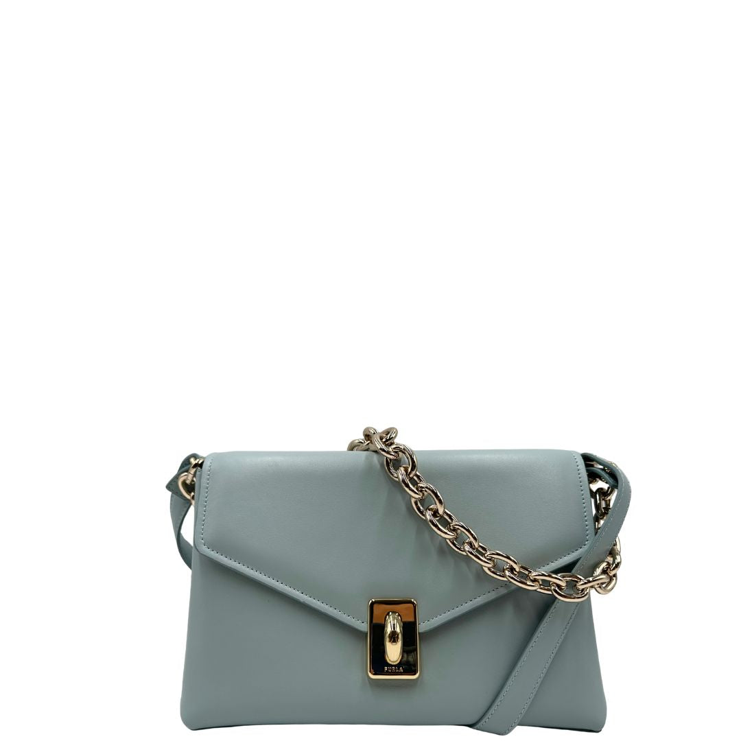 front Borsa Furla in pelle celeste con parti metalliche dorate; munita di un manico in catena e una tracolla regolabile. Completa di dustbag, di lusso, usata. 