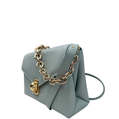 lato Borsa Furla in pelle celeste con parti metalliche dorate; munita di un manico in catena e una tracolla regolabile. Completa di dustbag, di lusso, usata.