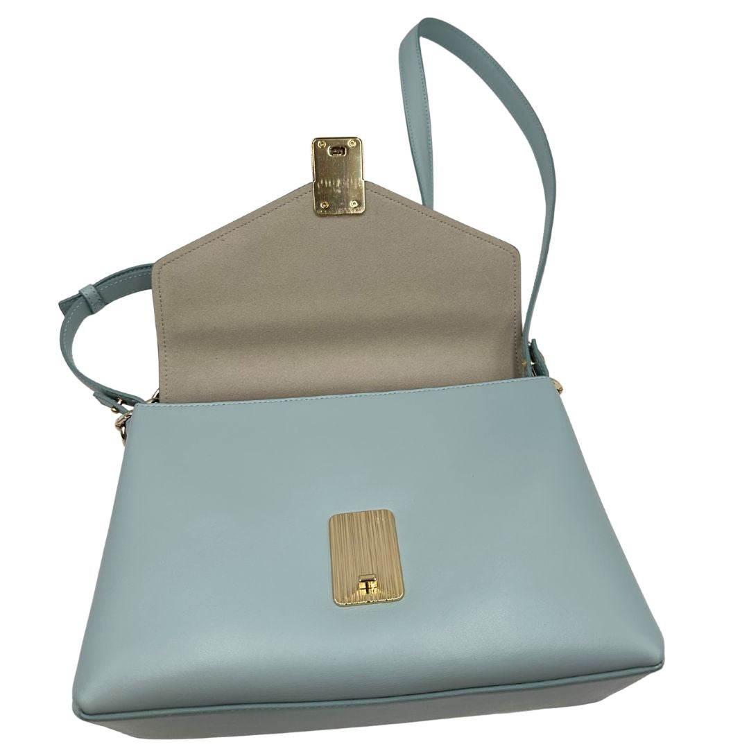 interno Borsa Furla in pelle celeste con parti metalliche dorate; munita di un manico in catena e una tracolla regolabile. Completa di dustbag, di lusso, usata. 