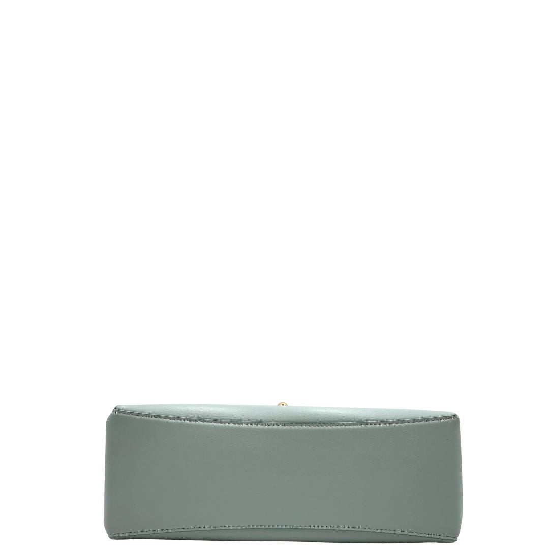 base Borsa Furla in pelle celeste con parti metalliche dorate; munita di un manico in catena e una tracolla regolabile. Completa di dustbag, di lusso, usata. 