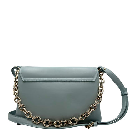 retro  Borsa Furla in pelle celeste con parti metalliche dorate; munita di un manico in catena e una tracolla regolabile. Completa di dustbag, di lusso, usata. 
