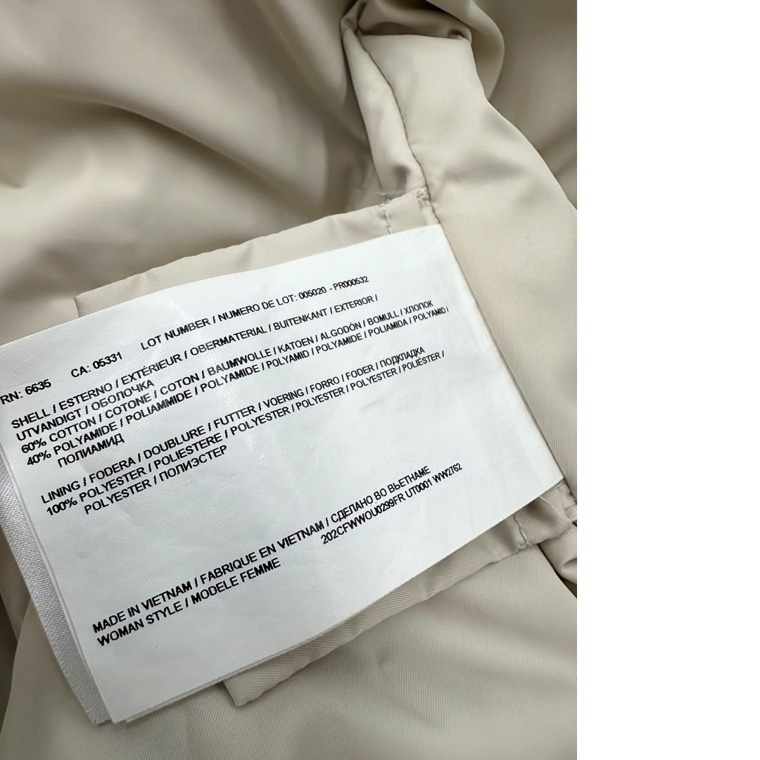 Giubbino Woolrich bianco gesso in misto 60% cotone e 40% poliammide con doppia chiusura con cerniera e bottoni.Originale, usato, di lusso, in ottime condizioni.