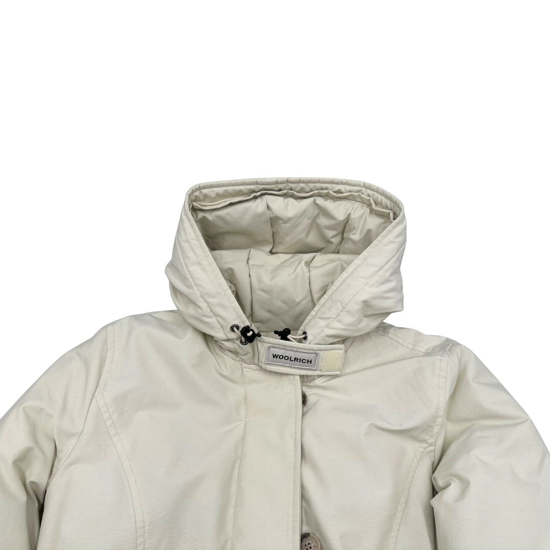 Giubbino Woolrich bianco gesso in misto 60% cotone e 40% poliammide con doppia chiusura con cerniera e bottoni.Originale, usato, di lusso, in ottime condizioni.