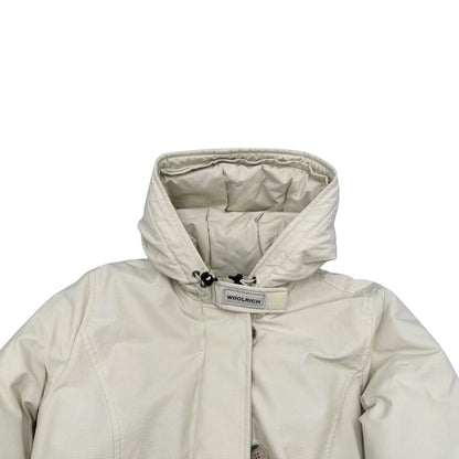 Giubbino Woolrich bianco gesso in misto 60% cotone e 40% poliammide con doppia chiusura con cerniera e bottoni.Originale, usato, di lusso, in ottime condizioni.