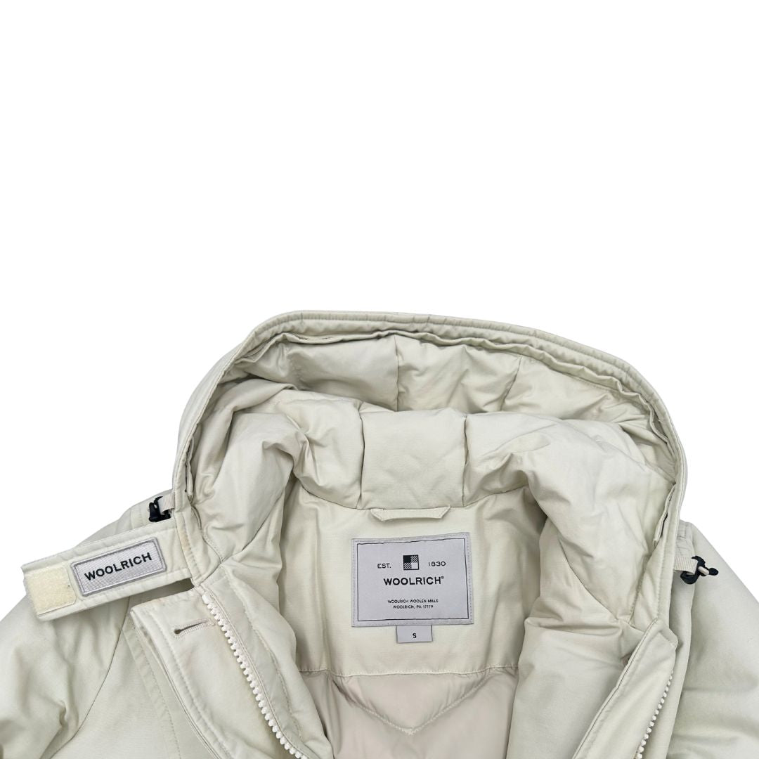 Giubbino Woolrich bianco gesso in misto 60% cotone e 40% poliammide con doppia chiusura con cerniera e bottoni.Originale, usato, di lusso, in ottime condizioni.