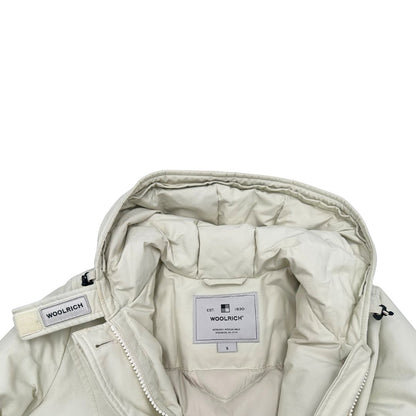 Giubbino Woolrich bianco gesso in misto 60% cotone e 40% poliammide con doppia chiusura con cerniera e bottoni.Originale, usato, di lusso, in ottime condizioni.