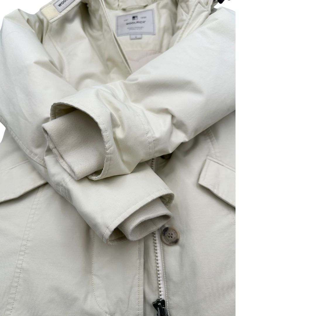 Giubbino Woolrich bianco gesso in misto 60% cotone e 40% poliammide con doppia chiusura con cerniera e bottoni.Originale, usato, di lusso, in ottime condizioni.
