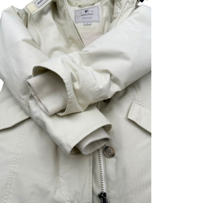 Giubbino Woolrich bianco gesso in misto 60% cotone e 40% poliammide con doppia chiusura con cerniera e bottoni.Originale, usato, di lusso, in ottime condizioni.