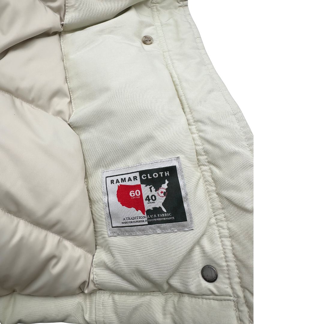 Giubbino Woolrich bianco gesso in misto 60% cotone e 40% poliammide con doppia chiusura con cerniera e bottoni.Originale, usato, di lusso, in ottime condizioni.