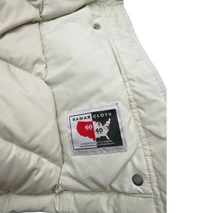 Giubbino Woolrich bianco gesso in misto 60% cotone e 40% poliammide con doppia chiusura con cerniera e bottoni.Originale, usato, di lusso, in ottime condizioni.