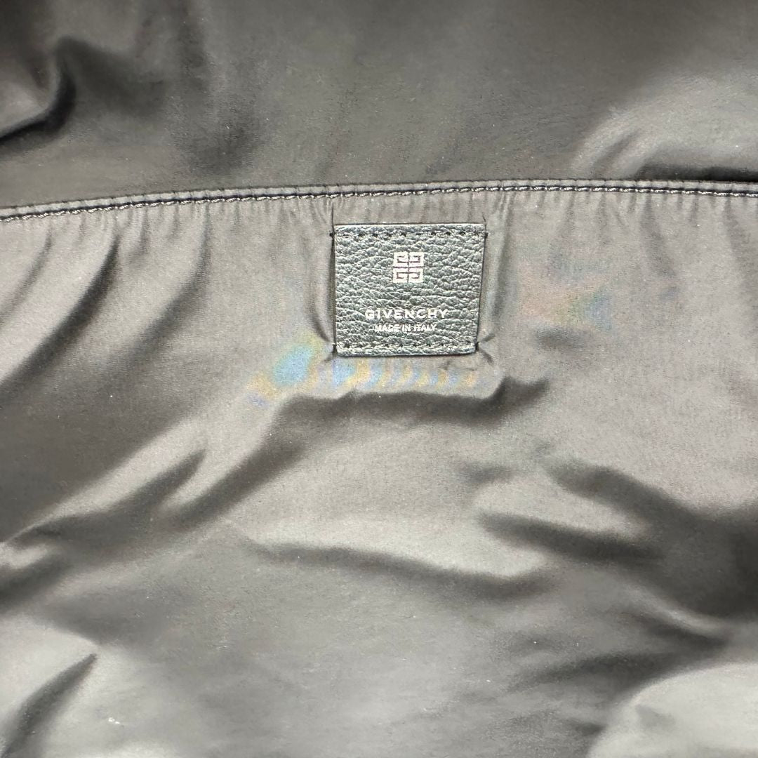 interno Zaino Givenchy in nylon nero con finiture in pelle tono su tono e maxi logo sulla parte superiore. Completo di dustbag e cartellini, di lusso, originale, ottime condizioni. 