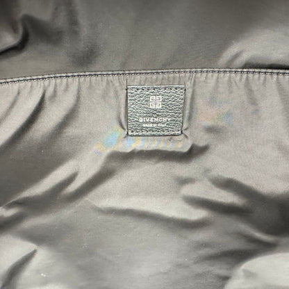 interno Zaino Givenchy in nylon nero con finiture in pelle tono su tono e maxi logo sulla parte superiore. Completo di dustbag e cartellini, di lusso, originale, ottime condizioni. 