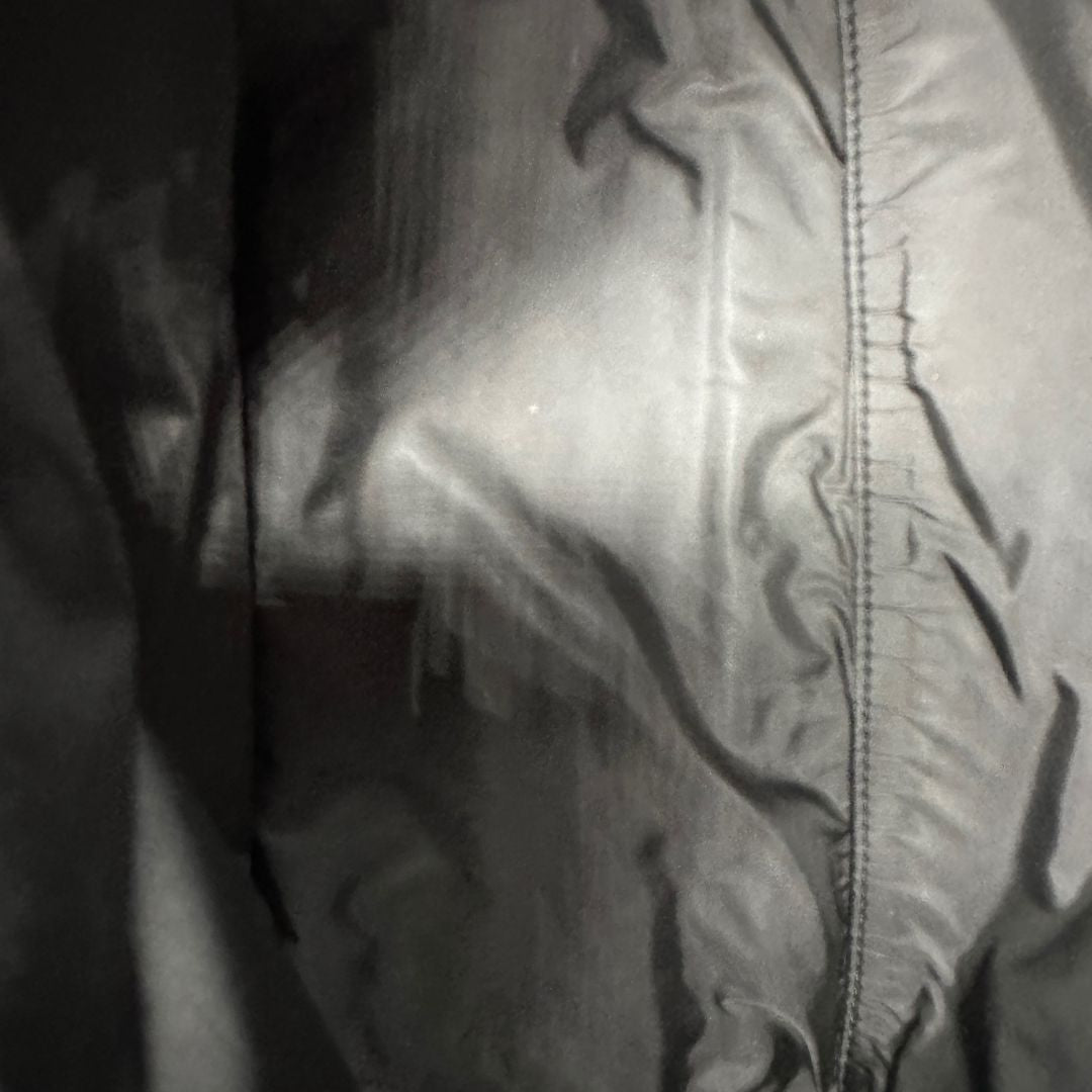 interno Zaino Givenchy in nylon nero con finiture in pelle tono su tono e maxi logo sulla parte superiore. Completo di dustbag e cartellini, di lusso, originale, ottime condizioni. 