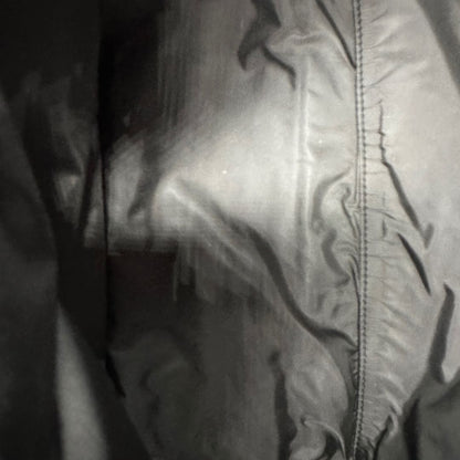 interno Zaino Givenchy in nylon nero con finiture in pelle tono su tono e maxi logo sulla parte superiore. Completo di dustbag e cartellini, di lusso, originale, ottime condizioni. 