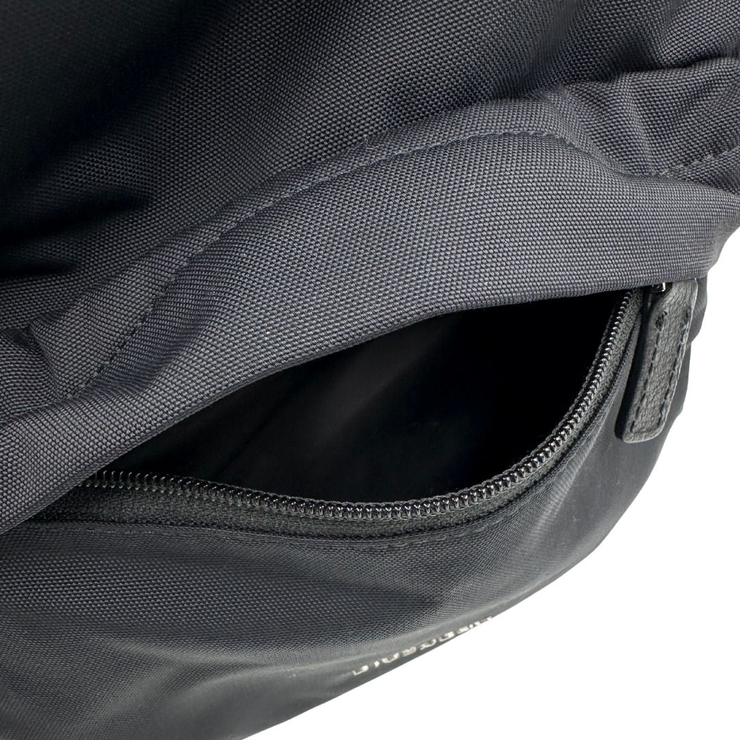 interno Zaino Givenchy in nylon nero con finiture in pelle tono su tono e maxi logo sulla parte superiore. Completo di dustbag e cartellini, di lusso, originale, ottime condizioni. 