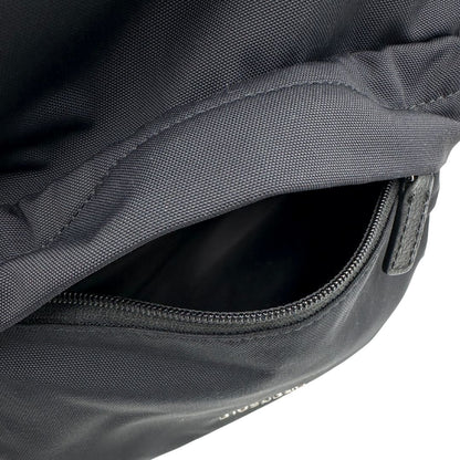 interno Zaino Givenchy in nylon nero con finiture in pelle tono su tono e maxi logo sulla parte superiore. Completo di dustbag e cartellini, di lusso, originale, ottime condizioni. 