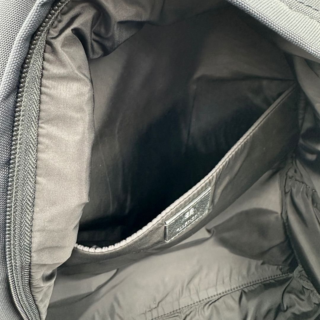 interno Zaino Givenchy in nylon nero con finiture in pelle tono su tono e maxi logo sulla parte superiore. Completo di dustbag e cartellini, di lusso, originale, ottime condizioni. 