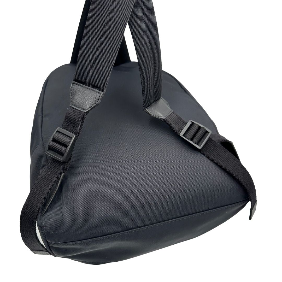 retro Zaino Givenchy in nylon nero con finiture in pelle tono su tono e maxi logo sulla parte superiore. Completo di dustbag e cartellini, di lusso, originale, ottime condizioni. 