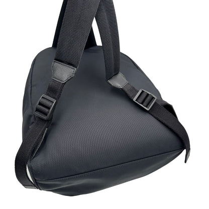 retro Zaino Givenchy in nylon nero con finiture in pelle tono su tono e maxi logo sulla parte superiore. Completo di dustbag e cartellini, di lusso, originale, ottime condizioni. 