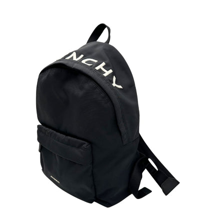 lato Zaino Givenchy in nylon nero con finiture in pelle tono su tono e maxi logo sulla parte superiore. Completo di dustbag e cartellini, di lusso, originale, ottime condizioni. 