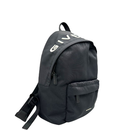 lato Zaino Givenchy in nylon nero con finiture in pelle tono su tono e maxi logo sulla parte superiore. Completo di dustbag e cartellini, di lusso, originale, ottime condizioni.