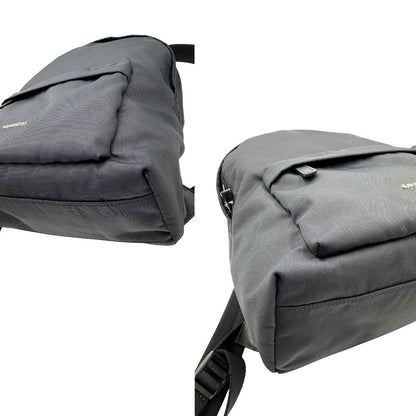 angoli Zaino Givenchy in nylon nero con finiture in pelle tono su tono e maxi logo sulla parte superiore. Completo di dustbag e cartellini, di lusso, originale, ottime condizioni. 