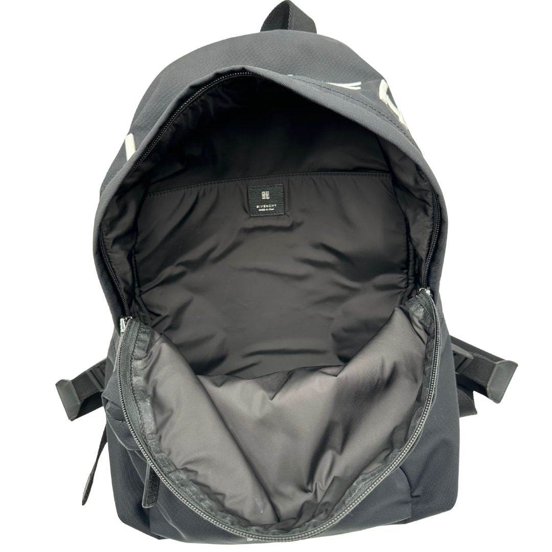 interno Zaino Givenchy in nylon nero con finiture in pelle tono su tono e maxi logo sulla parte superiore. Completo di dustbag e cartellini, di lusso, originale, ottime condizioni. 