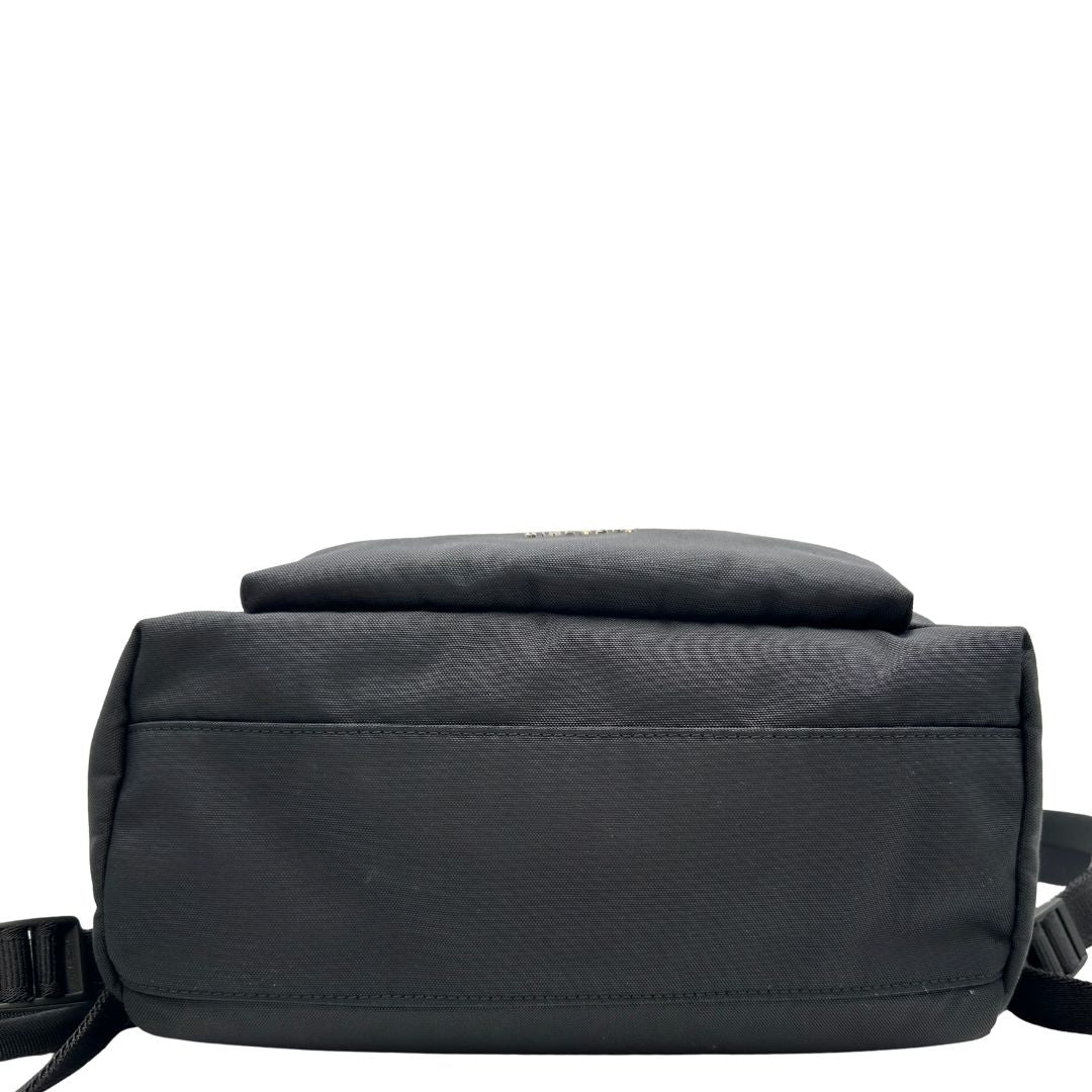 base Zaino Givenchy in nylon nero con finiture in pelle tono su tono e maxi logo sulla parte superiore. Completo di dustbag e cartellini, di lusso, originale, ottime condizioni. 
