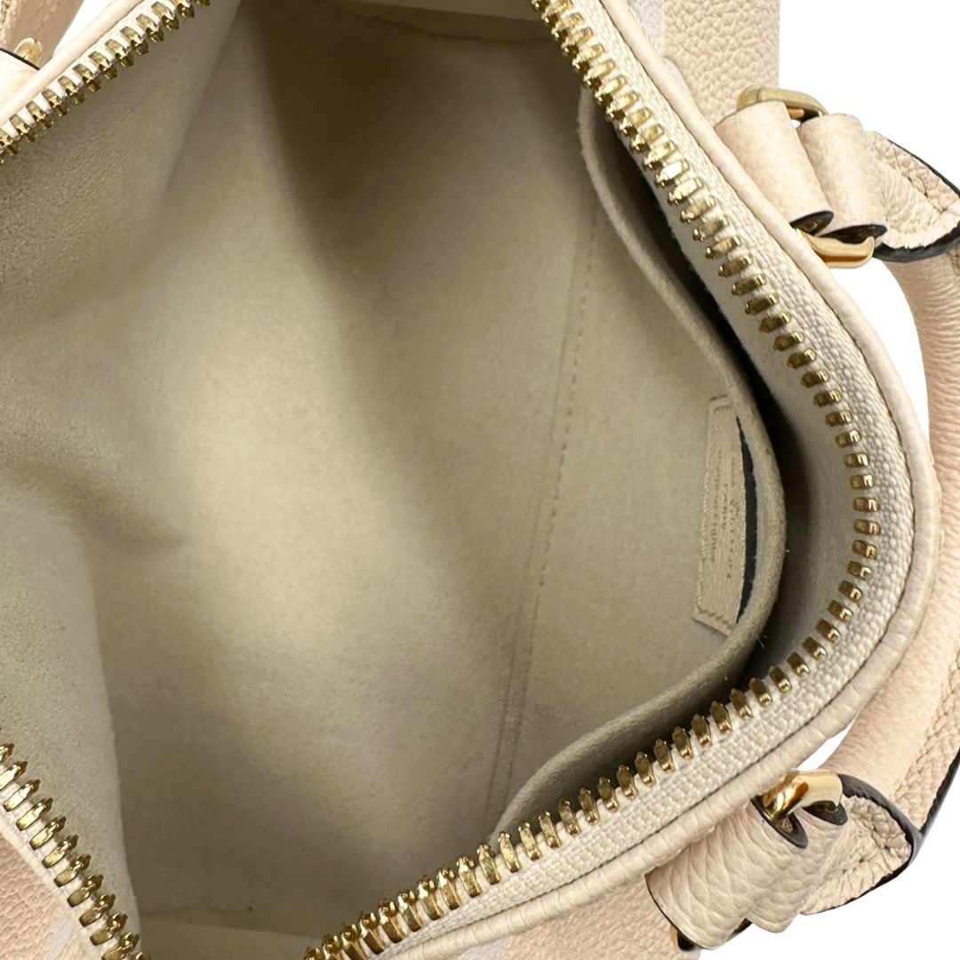 interno Borsa Louis Vuitton in pelle base avorio con monogram Empreinte Giant color pesca con parti metalliche dorate; munita di un accessorio portamonete amovibile, una tracolla in tessuto amovibile e regolabile e doppi manici stondati. Completa di scatola, di lusso, originale, eccellenti condizioni, usata. 