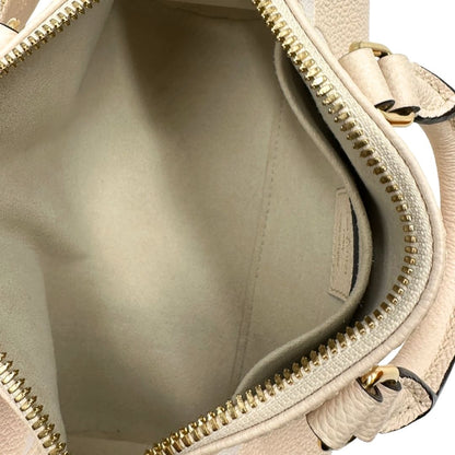 interno Borsa Louis Vuitton in pelle base avorio con monogram Empreinte Giant color pesca con parti metalliche dorate; munita di un accessorio portamonete amovibile, una tracolla in tessuto amovibile e regolabile e doppi manici stondati. Completa di scatola, di lusso, originale, eccellenti condizioni, usata. 