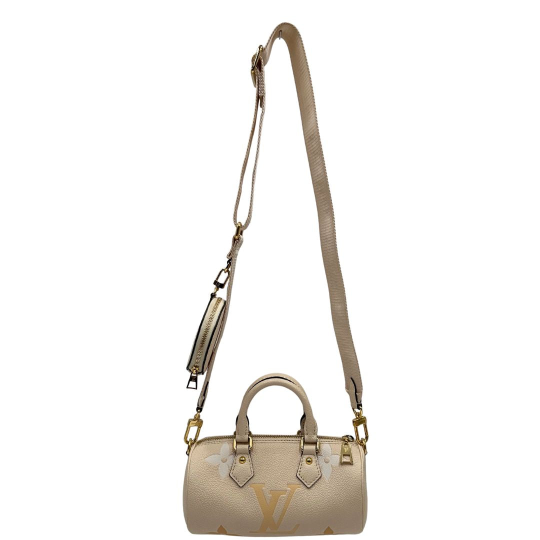front Borsa Louis Vuitton in pelle base avorio con monogram Empreinte Giant color pesca con parti metalliche dorate; munita di un accessorio portamonete amovibile, una tracolla in tessuto amovibile e regolabile e doppi manici stondati. Completa di scatola, di lusso, originale, eccellenti condizioni, usata. 