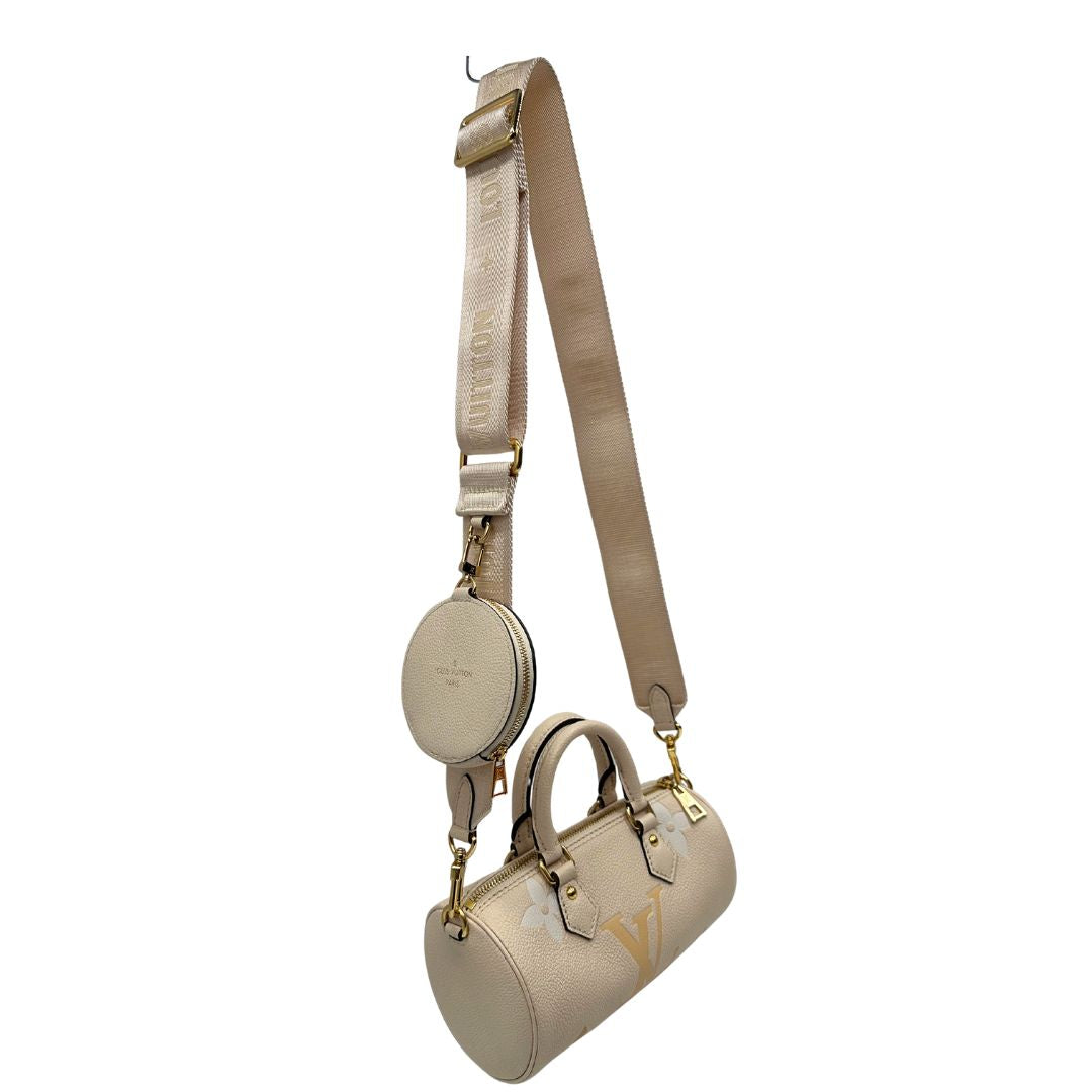 lato Borsa Louis Vuitton in pelle base avorio con monogram Empreinte Giant color pesca con parti metalliche dorate; munita di un accessorio portamonete amovibile, una tracolla in tessuto amovibile e regolabile e doppi manici stondati. Completa di scatola, di lusso, originale, eccellenti condizioni, usata.