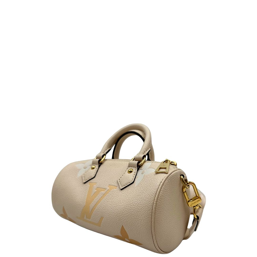 lato Borsa Louis Vuitton in pelle base avorio con monogram Empreinte Giant color pesca con parti metalliche dorate; munita di un accessorio portamonete amovibile, una tracolla in tessuto amovibile e regolabile e doppi manici stondati. Completa di scatola, di lusso, originale, eccellenti condizioni, usata. 