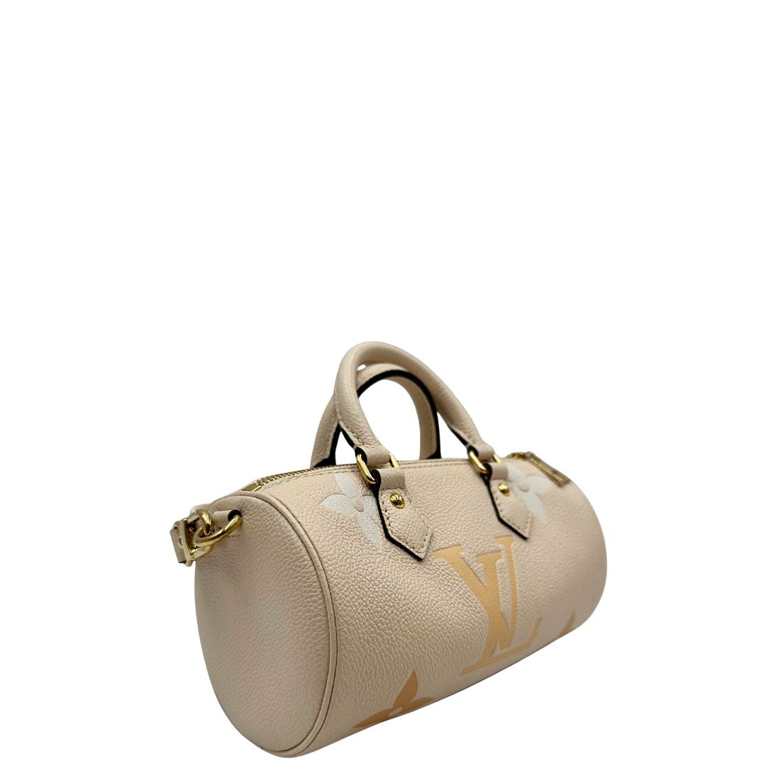 lato Borsa Louis Vuitton in pelle base avorio con monogram Empreinte Giant color pesca con parti metalliche dorate; munita di un accessorio portamonete amovibile, una tracolla in tessuto amovibile e regolabile e doppi manici stondati. Completa di scatola, di lusso, originale, eccellenti condizioni, usata. 