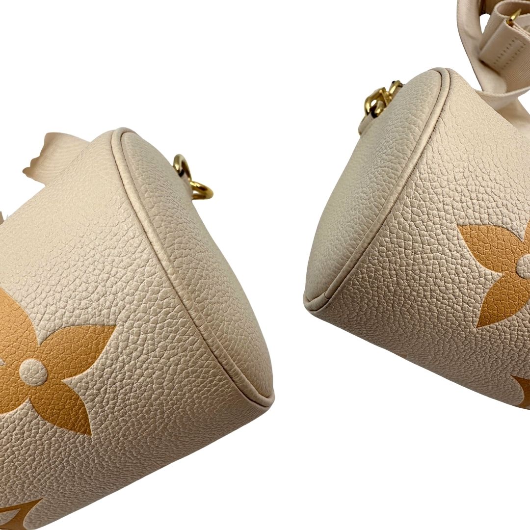 angoli Borsa Louis Vuitton in pelle base avorio con monogram Empreinte Giant color pesca con parti metalliche dorate; munita di un accessorio portamonete amovibile, una tracolla in tessuto amovibile e regolabile e doppi manici stondati. Completa di scatola, di lusso, originale, eccellenti condizioni, usata. 