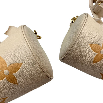 angoli Borsa Louis Vuitton in pelle base avorio con monogram Empreinte Giant color pesca con parti metalliche dorate; munita di un accessorio portamonete amovibile, una tracolla in tessuto amovibile e regolabile e doppi manici stondati. Completa di scatola, di lusso, originale, eccellenti condizioni, usata. 