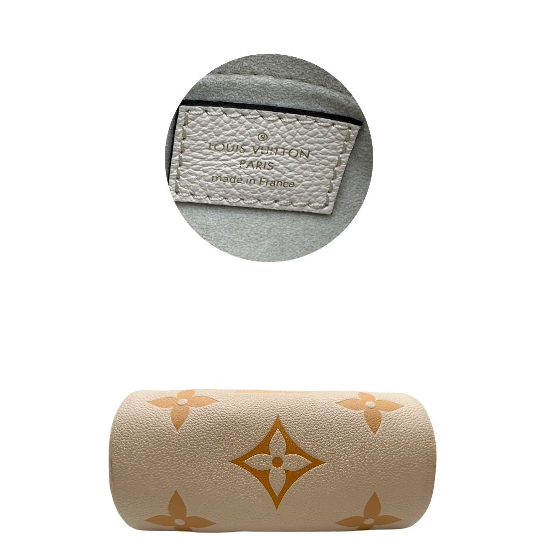 base Borsa Louis Vuitton in pelle base avorio con monogram Empreinte Giant color pesca con parti metalliche dorate; munita di un accessorio portamonete amovibile, una tracolla in tessuto amovibile e regolabile e doppi manici stondati. Completa di scatola, di lusso, originale, eccellenti condizioni, usata.