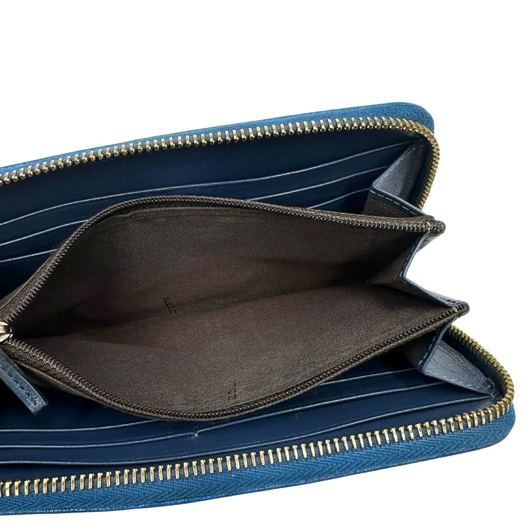 Portafoglio Fendi in tessuto trama Zucca color tabacco con finiture in pelle blu e parti metalliche dorate. Completo di corredo, di lusso, originale, ottime condizioni.