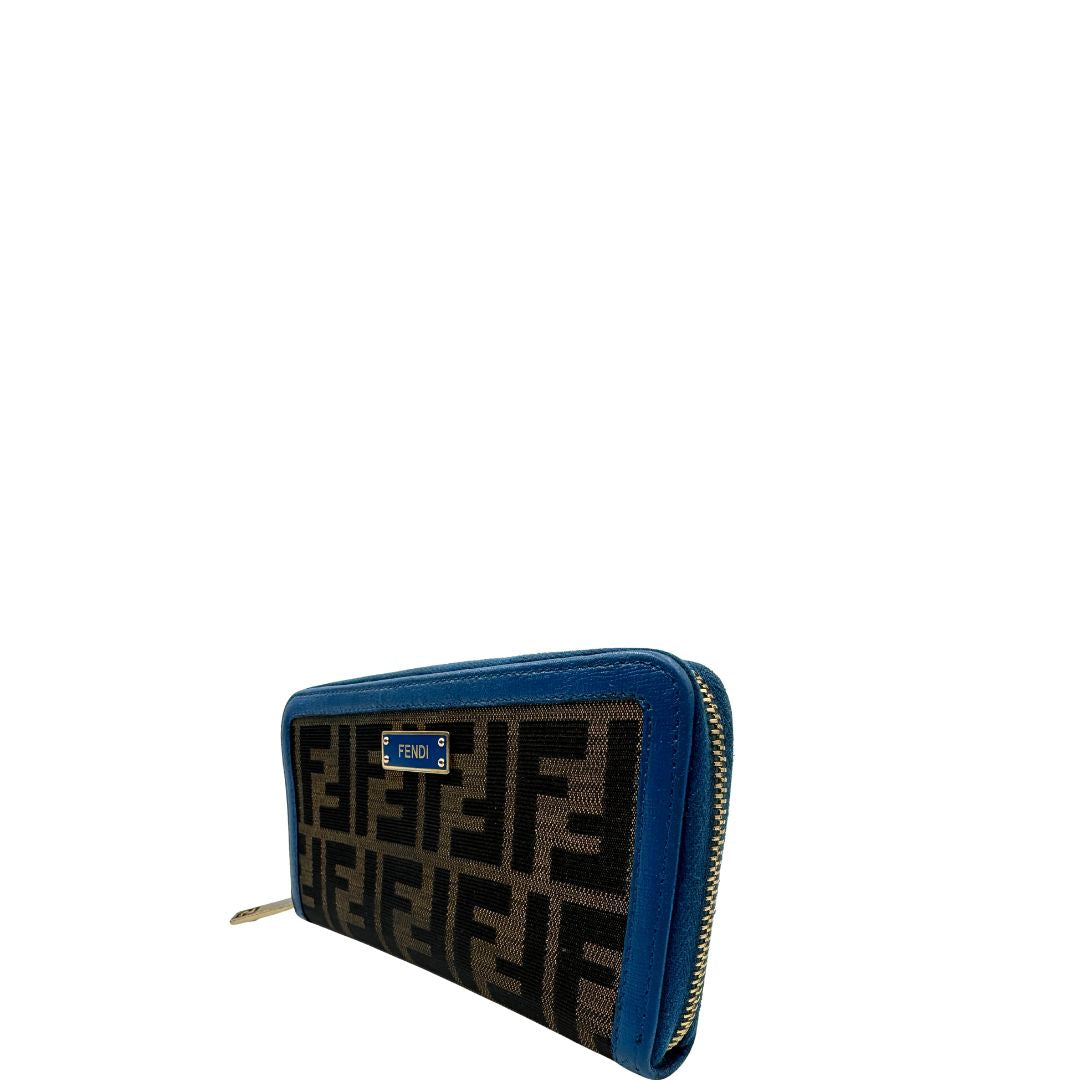 Portafoglio Fendi in tessuto trama Zucca color tabacco con finiture in pelle blu e parti metalliche dorate. Completo di corredo, di lusso, originale, ottime condizioni.