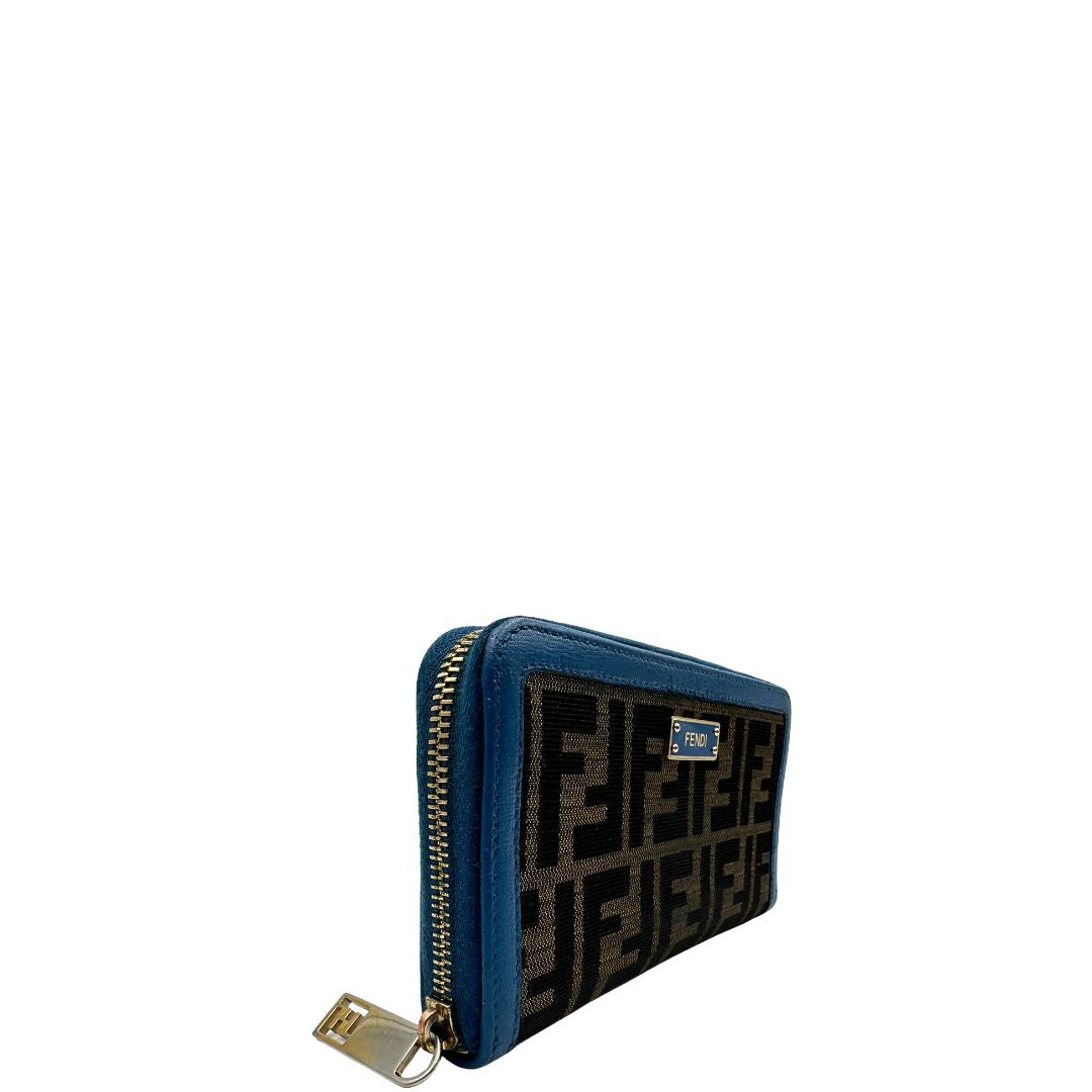 Portafoglio Fendi in tessuto trama Zucca color tabacco con finiture in pelle blu e parti metalliche dorate. Completo di corredo, di lusso, originale, ottime condizioni.