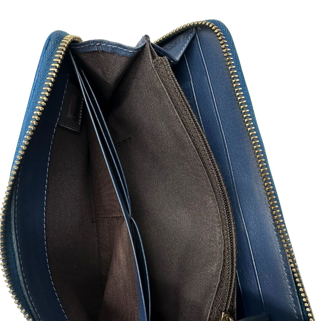 Portafoglio Fendi in tessuto trama Zucca color tabacco con finiture in pelle blu e parti metalliche dorate. Completo di corredo, di lusso, originale, ottime condizioni.