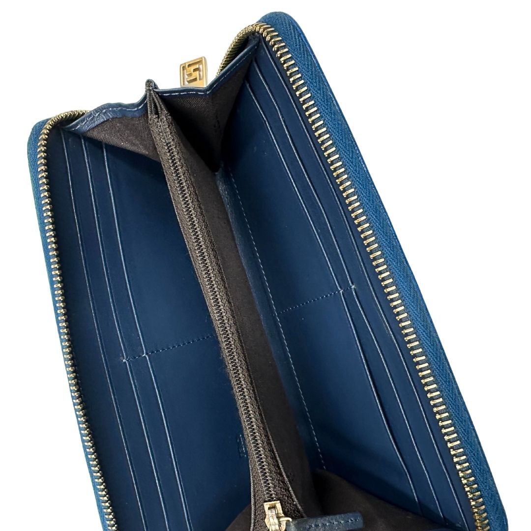 Portafoglio Fendi in tessuto trama Zucca color tabacco con finiture in pelle blu e parti metalliche dorate. Completo di corredo, di lusso, originale, ottime condizioni.