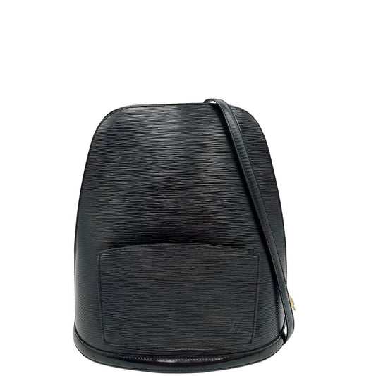 Front di un Zaino Louis Vuitton in pelle Epi nera con parti metalliche dorate, munito di doppie bretelle regolabili con fibbie e un anello in metallo da portare a mano. Completo di Lucchetto e chiave. Originale, usato, di lusso, in ottime condizioni.