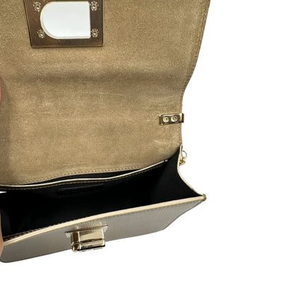 Interno di una Pochette Furla in pelle martellata color champagne con parti metalliche dorate, munita di una tracolla in catena scorrevole con spallaccio in pelle. Completa di dustbag. Originale, usata, di lusso, in ottime condizioni